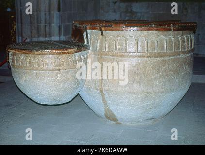 PILA BAUTISMAL - SIGLO XI - ROMANICO KATALANISCH. Lage: MARIENKIRCHE. CASTELLO DE AMPURIAS. GERONA. SPANIEN. Stockfoto