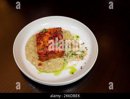 Gesundes Stück gekochtes Fleisch mit Haferbrei und Salat Stockfoto