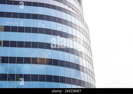 Mehrstöckiges Glasgebäude in Sonneneinstrahlung aus nächster Nähe Stockfoto