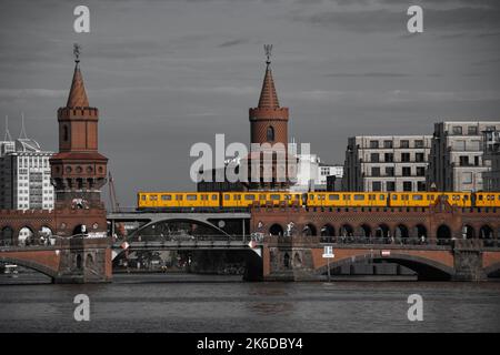 Berlin, Deutschland 29. Juni 2022, die berühmte Oberbaumbrücke mit einer gelben U-Bahn Stockfoto