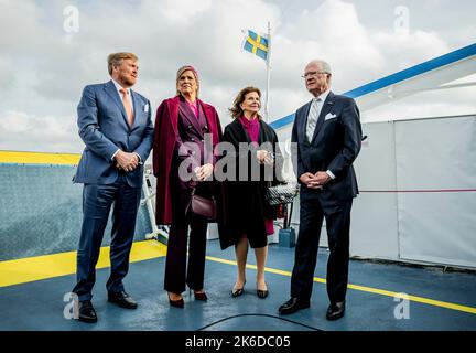 König Willem-Alexander und Königin Maxima der Niederlande, König Carl Gustav und Königin Silvia von Schweden auf einer Kreuzfahrt durch den Hafen von Göteborg, am 13. Oktober 2022, Präsentation über den Hafen von Göteborg. Erklärung über die Unterzeichnung der Absichtserklärung zwischen dem Hafen von Göteborg und dem Hafen von Rotterdam, am letzten von 3 Tagen Statevisit von den Niederlanden nach Schweden Foto: Albert Nieboer/Netherlands OUT/Point de Vue OUT Stockfoto