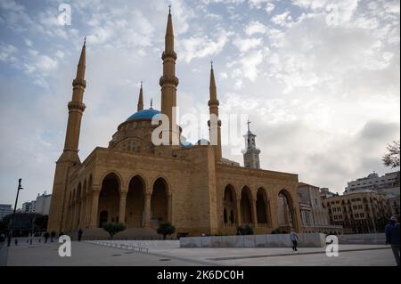 Ein niedriger Winkel der Großen Al-Omari Moschee bei Sonnenaufgang mit weißen Wolken am blauen Himmel, Beirut Stockfoto