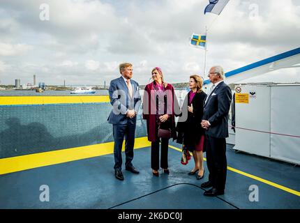 König Willem-Alexander und Königin Maxima der Niederlande, König Carl Gustav und Königin Silvia von Schweden auf einer Kreuzfahrt durch den Hafen von Göteborg, am 13. Oktober 2022, Präsentation über den Hafen von Göteborg. Erklärung über die Unterzeichnung der Absichtserklärung zwischen dem Hafen von Göteborg und dem Hafen von Rotterdam, am letzten von 3 Tagen Statevisit von den Niederlanden nach Schweden Foto: Albert Nieboer/Netherlands OUT/Point de Vue OUT Stockfoto