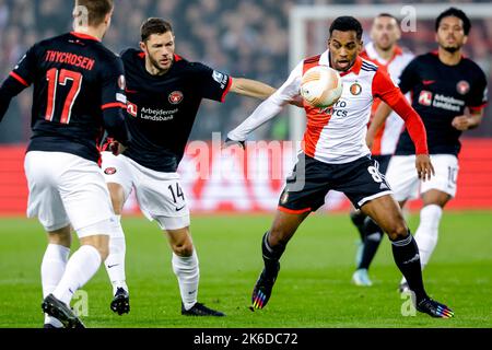 ROTTERDAM, NIEDERLANDE - 13. OKTOBER: Henrik Dalsgaard vom FC Midtjylland, Quinten Timber von Feyenoord während des UEFA Europa League - Gruppe F-Spiels zwischen Feyenoord Rotterdam und FC Midtjylland in De Kuip am 13. Oktober 2022 in Rotterdam, Niederlande (Foto: Broer van den Boom/Orange Picts) Stockfoto