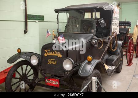 Kinsley, Kansas - das Edwards County Historical Society Museum umfasst ein Wohnhaus, antike Maschinen und andere historische Artefakte. A 1918 Modell T Stockfoto