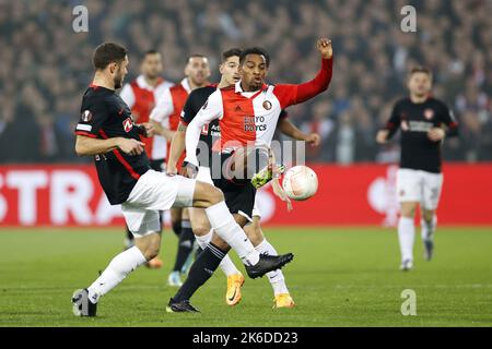 ROTTERDAM - (lr) Henrik Dalsgaard vom FC Midtjylland, Quinten Timber von Feyenoord während des UEFA Europa League Group F-Spiels zwischen Feyenoord und FC Midtjylland am 13. Oktober 2022 im Feyenoord Stadium de Kuip in Rotterdam, Niederlande. ANP PIETER STAM DE YOUNG Stockfoto