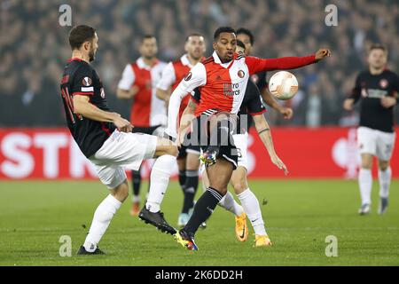 ROTTERDAM - (lr) Henrik Dalsgaard vom FC Midtjylland, Quinten Timber von Feyenoord während des UEFA Europa League Group F-Spiels zwischen Feyenoord und FC Midtjylland am 13. Oktober 2022 im Feyenoord Stadium de Kuip in Rotterdam, Niederlande. ANP PIETER STAM DE YOUNG Stockfoto