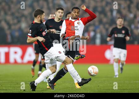 ROTTERDAM - (lr) Henrik Dalsgaard vom FC Midtjylland, Quinten Timber von Feyenoord während des UEFA Europa League Group F-Spiels zwischen Feyenoord und FC Midtjylland am 13. Oktober 2022 im Feyenoord Stadium de Kuip in Rotterdam, Niederlande. ANP PIETER STAM DE YOUNG Stockfoto