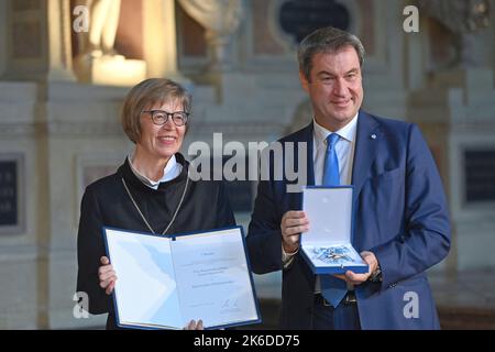 Landesbischof Gisela BORNOWSKI erhält den Bayerischen Verdienstorden von Markus SOEDER (Ministerpräsident von Bayern und CSU-Vorsitzender). Verleihung des Bayerischen Verdienstordens im antiquarium der Münchner Residenz am 13. Oktober 2022. ?SVEN SIMON Photo Agency GmbH & Co. Press Photo KG # Princess-Luise-Str. 41 # 45479 M uelheim/R uhr # Tel 0208/9413250 # Fax. 0208/9413260 # Konto 244 293 433 GLS Bank # Konto 4030 025 100 # BLZ 430 609 67 # IBAN DE75 4306 0967 4030 0251 00 # BIC GENODEM1GLS # www.svensimon.net. Stockfoto