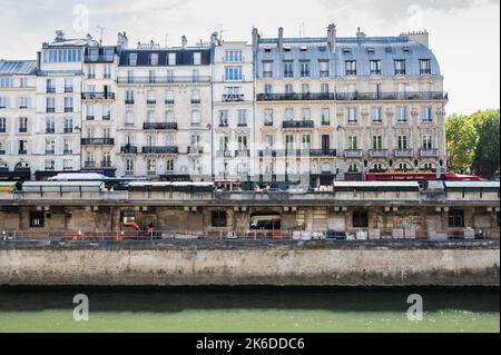 Paris, Frankreich - August 27 2022: Blick auf die Gebäude am Place Saint-Michel, einem öffentlichen Platz im Quartier Latin, Paris vom Boot über den Fluss Stockfoto
