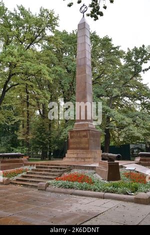 Bischkek, Kirgisistan - 11. September 2022: Denkmal für die Roten Garden in Bischkek im Oak Park. Eröffnet im Jahr 1957. Zentralasien Stockfoto