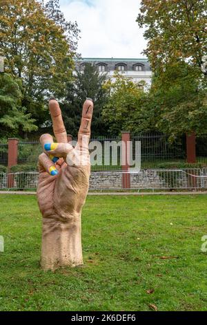 Öffentliche Skulptur - Hand mit Nägeln in ukrainischen Farben, mit einer heroischen "V"-Geste, die auf die russische Botschaft in Prag zeigte. Arbeit von Jan Slovenčík. Stockfoto