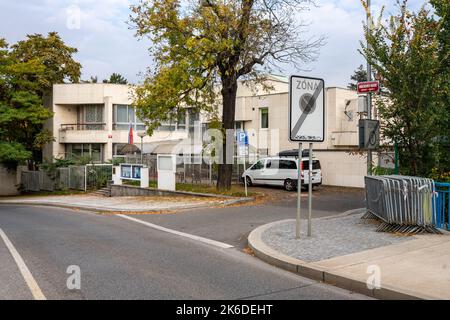 Konsularabteilung der russischen Botschaft in Prag, mit einem Straßenschild "Ukrainische Helden st." (Auf Tschechisch), kürzlich umbenannt als Protest gegen den Krieg. Stockfoto