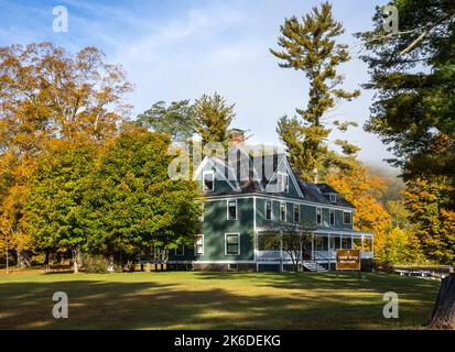 Lackawaxen, PA / USA - 12. Oktober 2022: Zane Grey Museum am Delaware River in Lackawaxen an einem brillanten Herbstmorgen Stockfoto