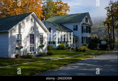 Lackawaxen, PA / USA - 12. Oktober 2022: 1870 Roebling Inn Bed and Breakfast am Delaware River an einem brillanten Herbstmorgen Stockfoto