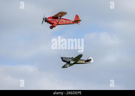 1932 Comper Swift ‘G-ACTF’ & 1937 Chilton DW.1A ‘G-JUJU’ beim Start der Race Day Airshow in Shuttleworth am 2.. Oktober 2022. Stockfoto