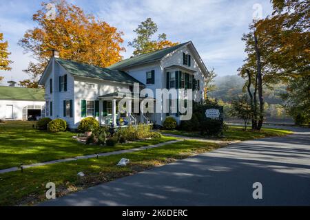 Lackawaxen, PA / USA - 12. Oktober 2022: 1870 Roebling Inn Bed and Breakfast am Delaware River an einem brillanten Herbstmorgen Stockfoto