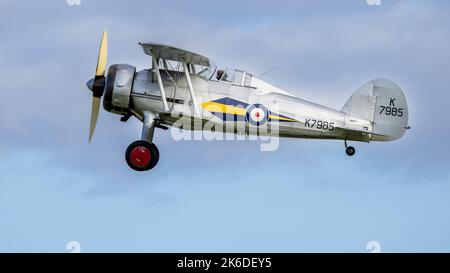 1938 Gloster Gladiator (K7985) in der Luft auf der Race Day Airshow in Shuttleworth am 2.. Oktober 2022 Stockfoto