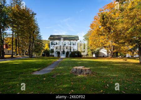 Lackawaxen, PA / USA - 12. Oktober 2022: 1870 Roebling Inn Bed and Breakfast am Delaware River an einem brillanten Herbstmorgen Stockfoto