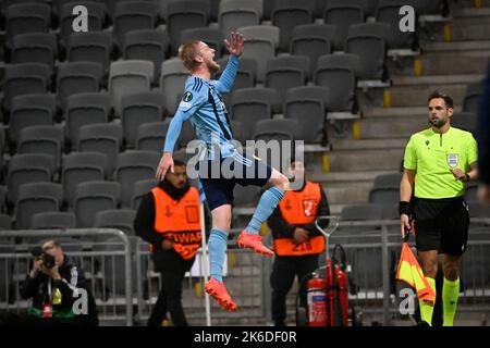 Stockholm, Schweden, am 13. Oktober 2022. Djurgardens Karl Holmberg feiert das Tor zum Auftakt beim Fußballspiel der Europa Conference League der Gruppe F zwischen Djurgardens IF und KAA Gent in der Stockholm Arena in Stockholm, Schweden, am 13. Oktober 2022.Foto: Fredrik Sandberg / TT / Code 10080 Stockfoto