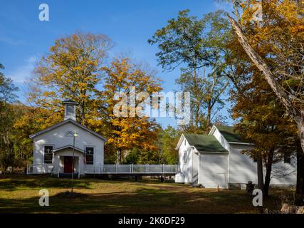 Lackawaxen, PA / USA - 12. Oktober 2022: St. Marks lutherische Kirche am Delaware River an einem brillanten Herbstmorgen Stockfoto