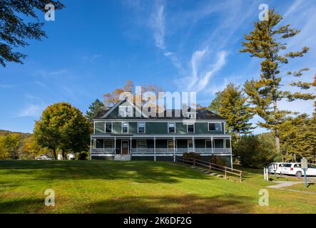 Lackawaxen, PA / USA - 12. Oktober 2022: Zane Grey Museum am Delaware River in Lackawaxen an einem brillanten Herbstmorgen Stockfoto