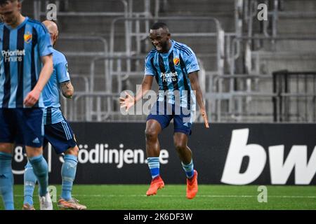 Stockholm, Schweden, am 13. Oktober 2022. Emmanuel Banda von Djurgarden feiert das Tor während des Fußballspiels der Europa Conference League der Gruppe F zwischen Djurgardens IF und KAA Gent in der Stockholm Arena, in Stockholm, Schweden, am 13. Oktober 2022.Foto: Fredrik Sandberg / TT / Code 10080 Stockfoto