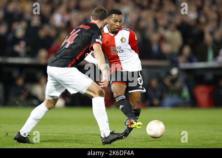 ROTTERDAM - (lr), Henrik Dalsgaard vom FC Midtjylland, Quinten Timber von Feyenoord während des UEFA Europa League Group F-Spiels zwischen Feyenoord und FC Midtjylland am 13. Oktober 2022 im Feyenoord Stadium de Kuip in Rotterdam, Niederlande. ANP PIETER STAM DE YOUNG Stockfoto