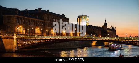 Paris, Frankreich - 27 2022. August: Das Hotel-Dieu ist ein Krankenhaus im 4.. Arrondissement von Paris, auf dem Parvis von Notre-Dame, Sainte-Chapelle ist eine königliche Kapelle auf der rechten Seite in der Nacht Stockfoto