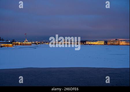 Petropavlovsk Festung im Winter. Wunderbare Abendbild Stockfoto