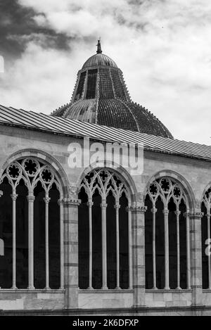 Schwarz-Weiß-Foto mit gotischem Fenster der katholischen Basilika in Pisa Stockfoto