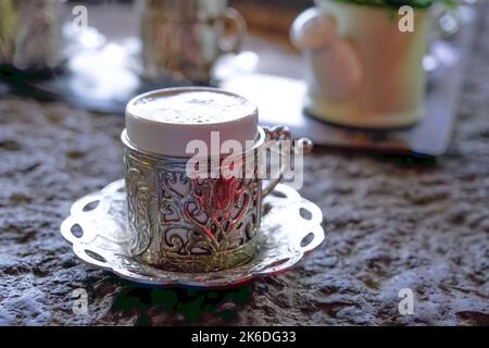 Kupferbecher mit türkischem Kaffee, in heißem Sand zubereitet. Stockfoto