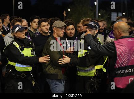 London, England, 13.. Oktober 2022. Anderlecht-Fans werden vor dem Spiel der UEFA Europa Conference League im Londoner Stadion von Polizisten ins Stadion begleitet. Bildnachweis sollte lauten: Paul Terry / Sportimage Stockfoto