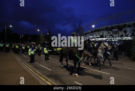 London, England, 13.. Oktober 2022. Anderlecht-Fans werden vor dem Spiel der UEFA Europa Conference League im Londoner Stadion von Polizisten ins Stadion begleitet. Bildnachweis sollte lauten: Paul Terry / Sportimage Stockfoto