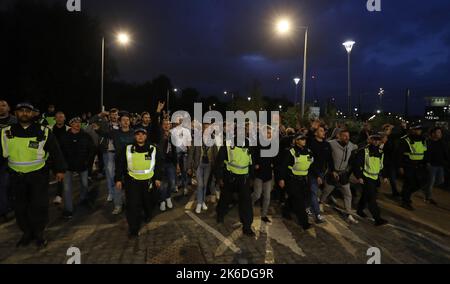 London, England, 13.. Oktober 2022. Anderlecht-Fans werden vor dem Spiel der UEFA Europa Conference League im Londoner Stadion von Polizisten ins Stadion begleitet. Bildnachweis sollte lauten: Paul Terry / Sportimage Stockfoto