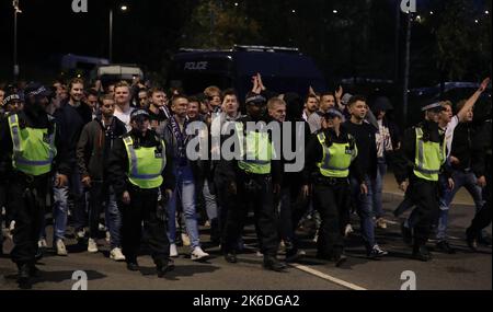 London, England, 13.. Oktober 2022. Anderlecht-Fans werden vor dem Spiel der UEFA Europa Conference League im Londoner Stadion von Polizisten ins Stadion begleitet. Bildnachweis sollte lauten: Paul Terry / Sportimage Stockfoto