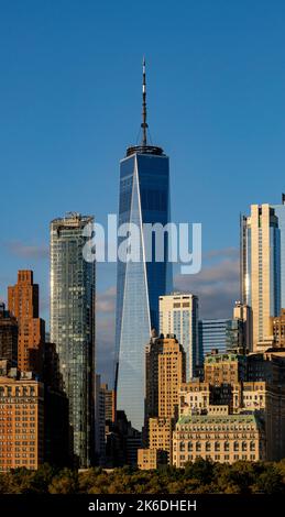 Skyline von Lower Manhattan vom New York Harbour, USA Stockfoto