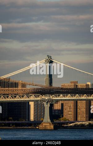 Blick vom New Yorker Hafen auf die Brücken Brooklyn und Manhattan, New York City, USA Stockfoto