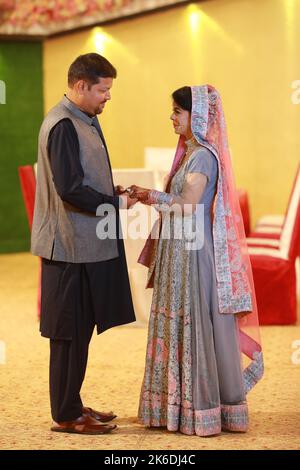 Pakistanische Hochzeit: Braut und Bräutigam bei der traditionellen Nikah-Zeremonie in Karachi Stockfoto