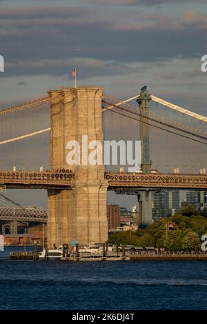 Blick vom New Yorker Hafen auf die Brücken Brooklyn und Manhattan, New York City, USA Stockfoto