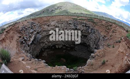 Die zweitgrößte Meteoritengrube der Welt befindet sich in Dogubeyazit, Türkei. Stockfoto