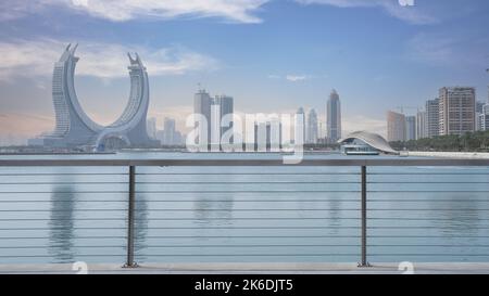 Lusail, Katar - Mai 15,2022: Die neue Entwicklungsstadt Lusail mit dem Wohnhalbmondhotel. Stockfoto