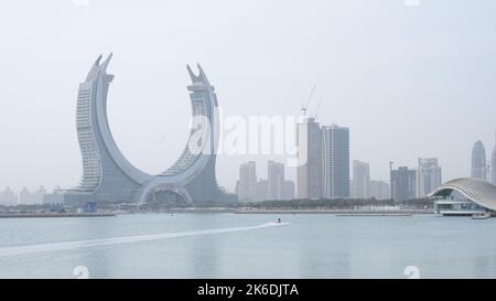 Lusail, Katar - Mai 15,2022: Die neue Entwicklungsstadt Lusail mit dem Wohnhalbmondhotel. Stockfoto