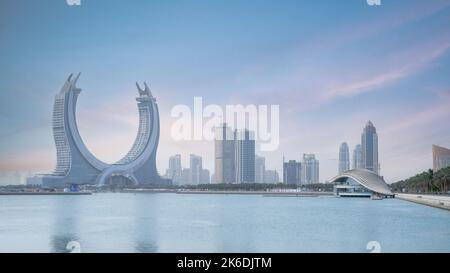 Lusail, Katar - Mai 15,2022: Die neue Entwicklungsstadt Lusail mit dem Wohnhalbmondhotel. Stockfoto