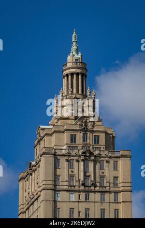 Das kooperative Apartmentgebäude in San Remo, von der anderen Seite des Ramble and Lake im Central Park, New York City, USA Stockfoto
