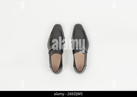 Schöne schwarze Leder männliche Mode Penny Slipper isoliert auf weißem Hintergrund Draufsicht Stockfoto