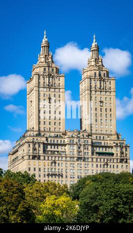 Das kooperative Apartmentgebäude in San Remo, von der anderen Seite des Ramble and Lake im Central Park, New York City, USA Stockfoto