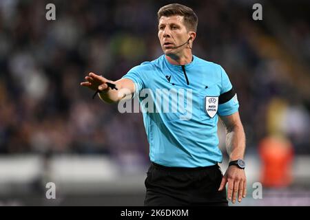 BRÜSSEL - Schiedsrichter Novak Simovic während des UEFA Conference League-Spiels zwischen RSC Anderlecht und dem FC West Ham United am 6. Oktober 2022 im Lotto Park-Stadion in Brüssel, Belgien. ANP | Dutch Height | Gerrit van Keulen Stockfoto