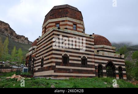 Dieses Grab befindet sich in Dogubeyazit, Türkei, und gehört einem berühmten kurdischen Dichter. Stockfoto