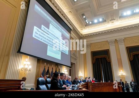 Washington, DC, USA. 13. Oktober 2022. Textauszüge aus einer „Tom Fitton-E-Mail an Molly Michael und Dan Scavino“ werden während einer Anhörung des Auswahlausschusses des Repräsentantenhauses zur Untersuchung des Anschlags vom 6. Januar auf das US-Kapitol am Capitol Hill in Washington am Donnerstag, den 13. Oktober 2022, angezeigt. (Foto von Andrew Harnik/Pool/Sipa USA) Quelle: SIPA USA/Alamy Live News Stockfoto